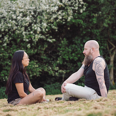 Praktisk træning på psykoterapeutuddannelsen, hvor studerende udvikler terapeutiske færdigheder, relationel kontakt og professionelt nærvær gennem samtaleøvelser.