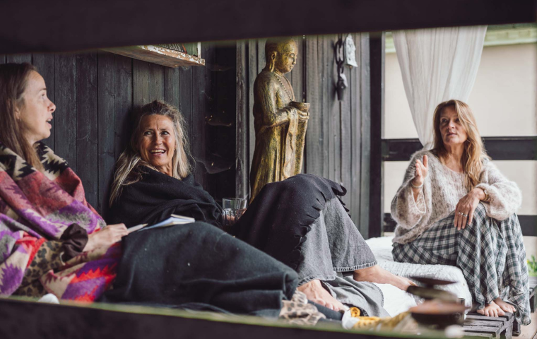 Studerende på psykoterapeutuddannelse deltager i gruppesamtale og refleksion i trygge omgivelser med fokus på personlig udvikling, relationer og terapeutisk læring på Tobias-Skolen.