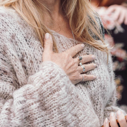 To personer sidder i græsset i rolige, grønne omgivelser og deltager i en nærværende samtale – illustrerer tryghed, relationel kontakt og personlig udvikling på Tobias‑Skolens psykoterapeutuddannelse, kurser og efteruddannelser.