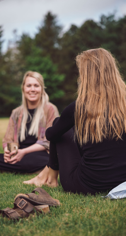 Glade piger som har et stærkt fokus på at omsætte teori til terapeutisk praksis gennem færdighedstræning, klientarbejde og professionel supervision.