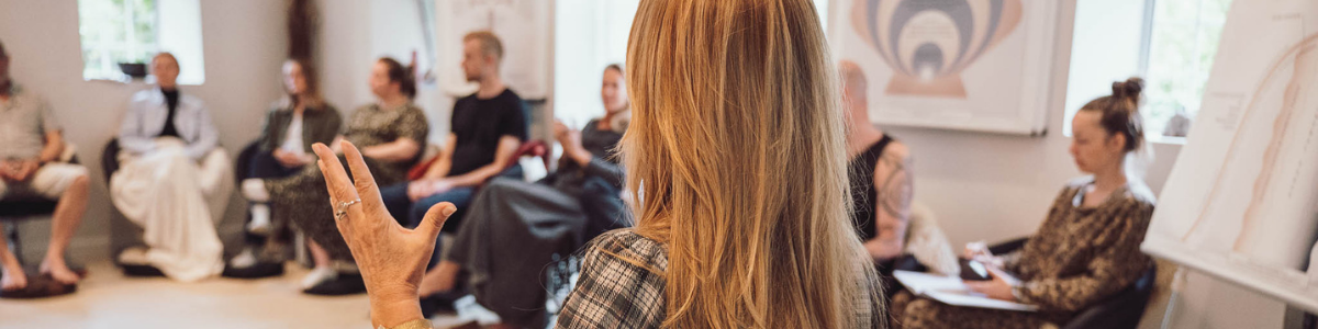 Undervisning på psykoterapeutuddannelsen med fokus på personlig udvikling, gruppedynamik, terapeutiske metoder og faglig refleksion på Tobias-Skolen.