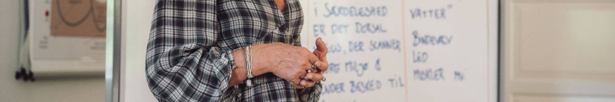 Gruppeundervisning på psykoterapeutuddannelsen med fokus på personlig udvikling, terapeutiske metoder, fællesskab og faglig refleksion.