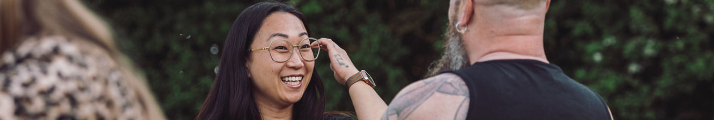 ersoner i nærværende samtale i varme, rolige omgivelser – stemningsbillede der viser tryghed, fordybelse og relationsarbejde som en del af Tobias‑Skolens psykoterapeutuddannelse, kurser og efteruddannelser.