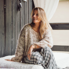 Lene Ince i afslappet og hyggelig atmosfære, der signalerer nærvær, ro og personlig udvikling – stemning i tråd med Tobias‑Skolens psykoterapeutuddannelse og efteruddannelser på Sjælland og i Jylland.