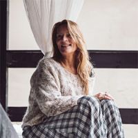 Person i afslappet og hyggelig atmosfære, der signalerer nærvær, ro og personlig udvikling – stemning i tråd med Tobias‑Skolens psykoterapeutuddannelse og efteruddannelser på Sjælland og i Jylland.